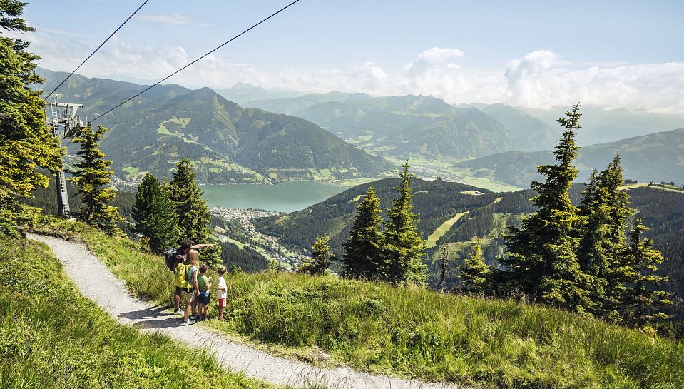 aussicht-geniessen-auf-der-hohenpromenade-enjoying-the-view-from-the-hohenpromenade-c-zell-am-see-kaprun-tourismus-original